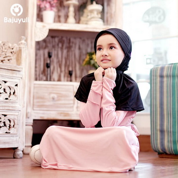 contoh anak sedang duduk muslim