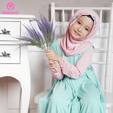 model anak canitk muslim pegang bunga